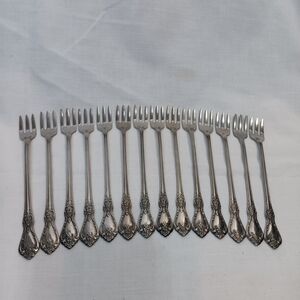 Oneida 14 Piece Kennett Square Silver Flatware Set Utility Forks